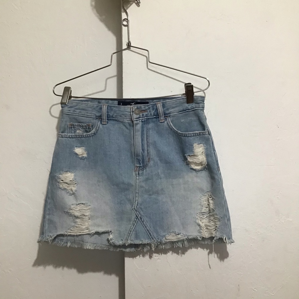 Y2K Hollister high rise denim skirt
Size 26 or 3